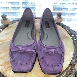 Born Womens Purple Suede Flats With moccasin style stitched toe bow detail 7.5